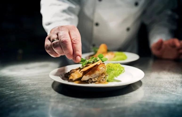 La hora ideal para cenar según los expertos en longevidad 75 Lo que ocurre en tu cuerpo si cenas tarde