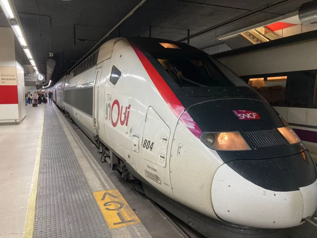 EuropaPress 4864141 tren tgv inoui hace ruta alta velocidad barcelona paris parado estacion