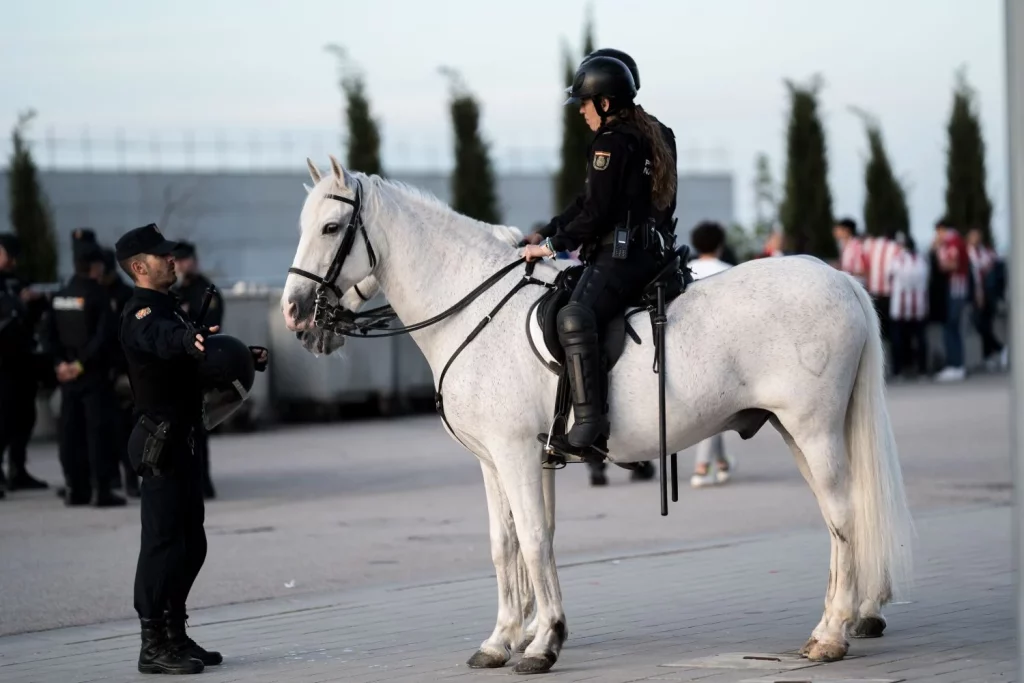 Jupol asegura que los policías en el Metropolitano no actuaron a petición de Atlético de Madrid 2 EuropaPress 5879762 varios agentes policia caballo controlan exteriores civitas metropolitano