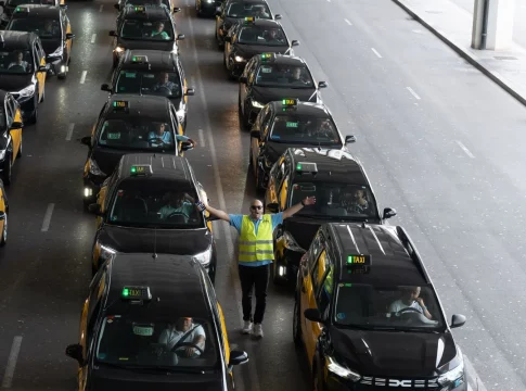 Los taxis de Barcelona vuelven a poner fecha a las protestas por el estado del aeropuerto