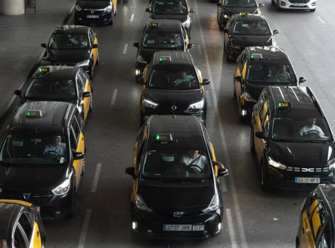 Los taxi de Barcelona admiten que los datos de expedientes sancionadores son demasiado bajos por la falta de recursos