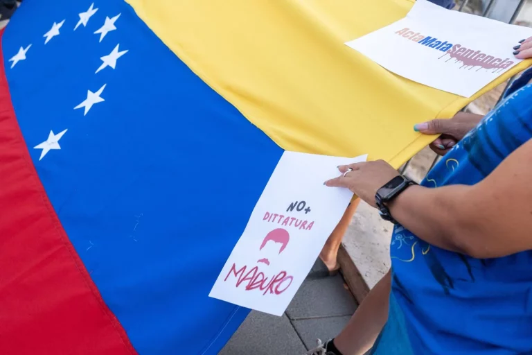 El Parlamento Europeo apunta contra Maduro y complica la estrategia de Sánchez y Zapatero