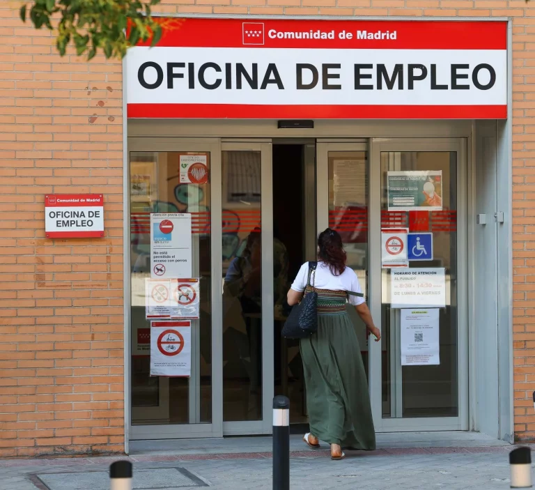La dependencia al turismo destruye casi 200.000 empleos tras el verano