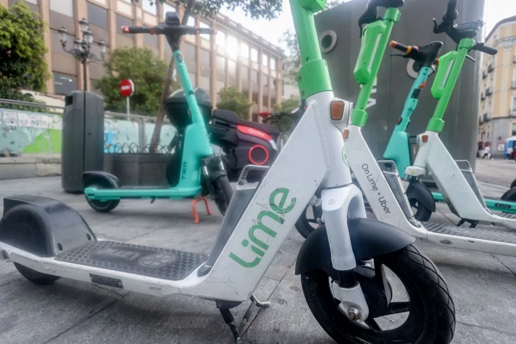 EuropaPress 6197268 varios patinetes electricos septiembre 2024 madrid espana almeida informo