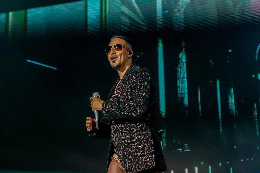 EuropaPress 6197478 grupo aventura concierto estadio santiago bernabeu septiembre 224 madrid