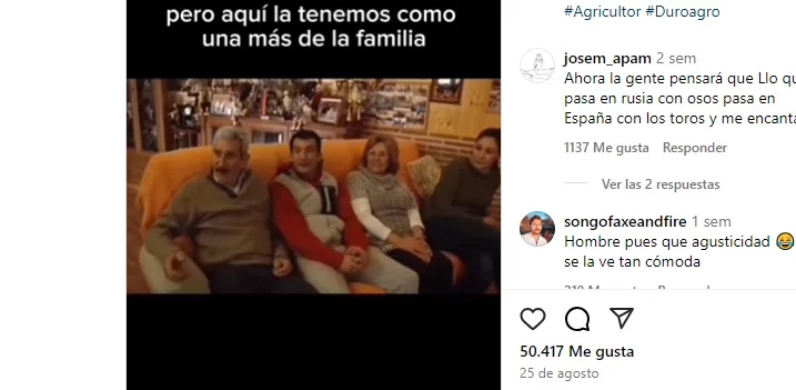 No verás nada más español que esta familia viendo la tele con una vaca en el salón