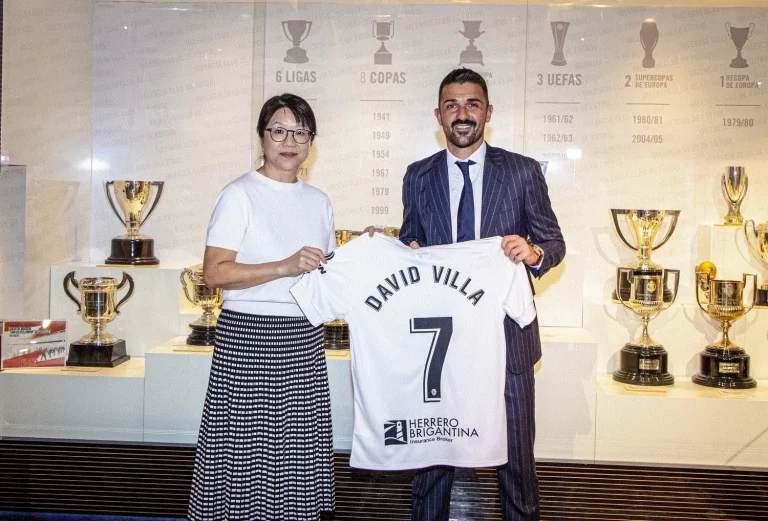 David Villa se arremanga para echar a Peter Lim del Valencia CF