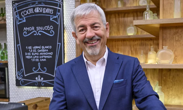 El guapísimo camarero de 'First Dates Hotel' tiene relación con 'El secreto de Puente Viejo' y 'Élite'