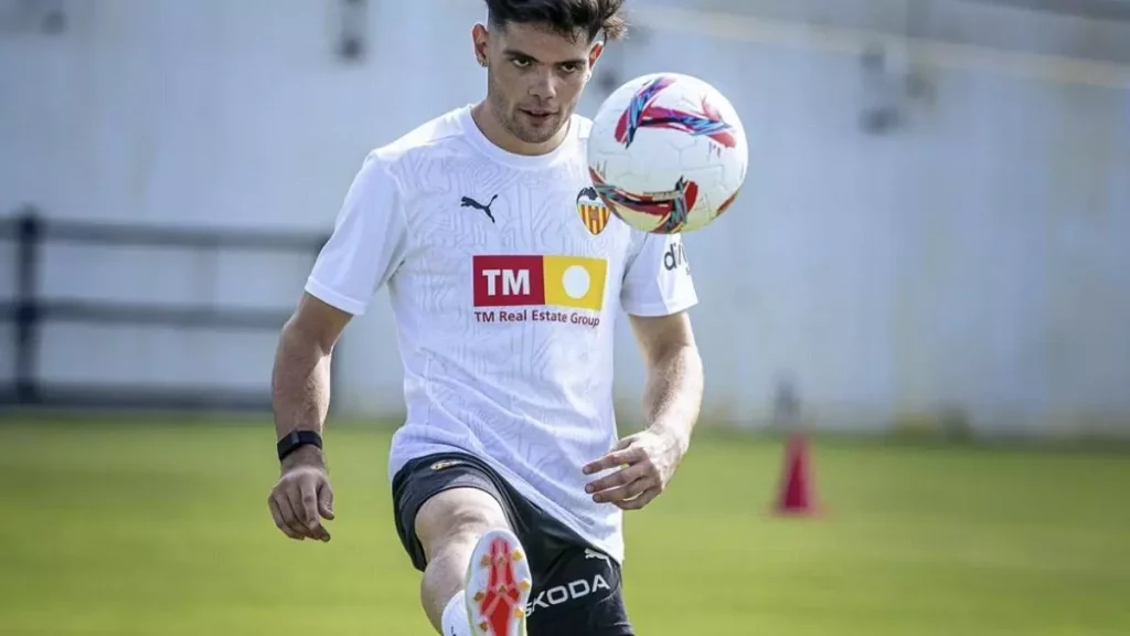 El fichaje que implora Baraja para el Valencia CF tras el parón 1 Fran Pérez Baraja