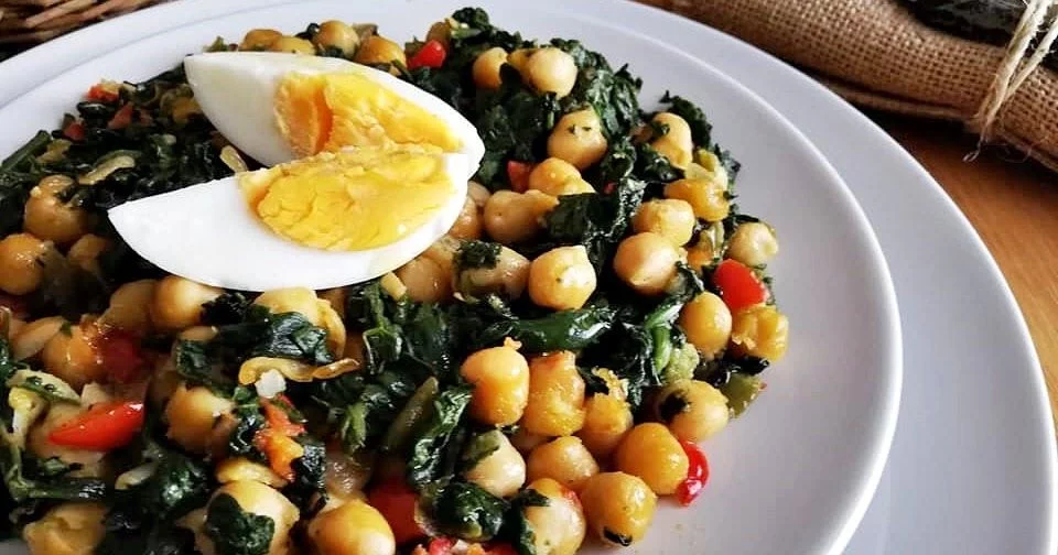 Garbanzos con espinacas y huevo, nutritivo y delicioso
