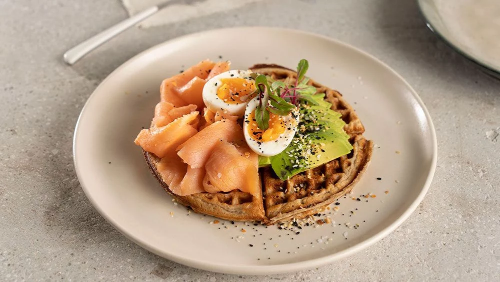 Gofres con salmón y aguacate