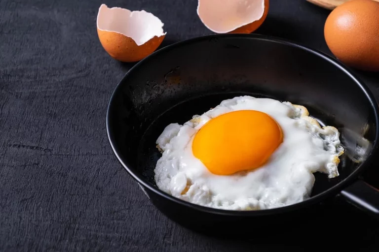 Haz esto para que los huevos no salten al freírlos en la sartén