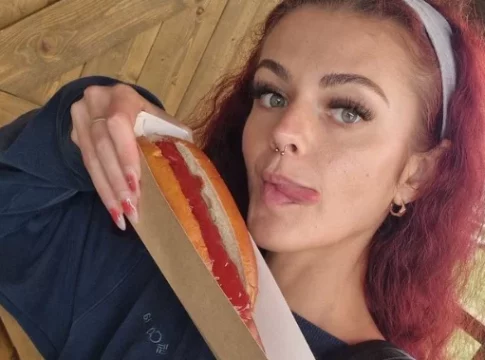 Inglesa prueba salchicha en un parque de diversiones Inglesa prueba salchicha en un parque de diversiones