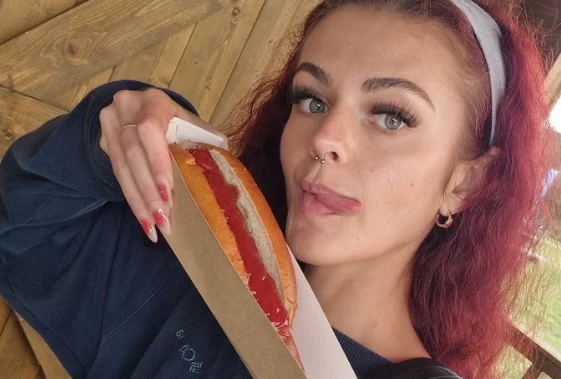 El insólito momento que vivió una inglesa con una salchicha en un parque de atracciones
