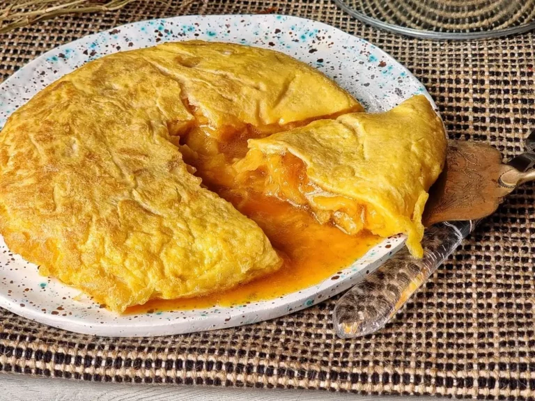 Aprende a cocinar una tortilla de patata al estilo Betanzos en sencillos pasos