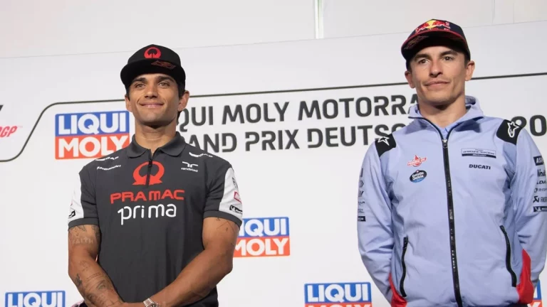 Jorge Martín reta a Marc Márquez en Misano