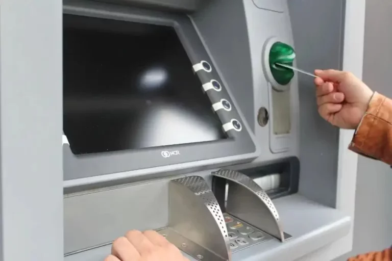 La Guardia Civil avisa de lo que debes hacer para que no te clonen la tarjeta en el cajero automático