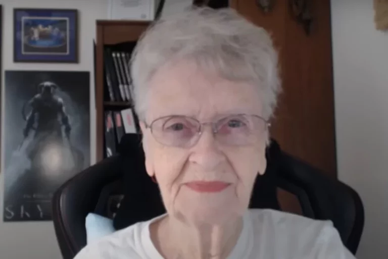 La abuela youtuber que jugaba al videojuego Skyrim se jubila de nuevo