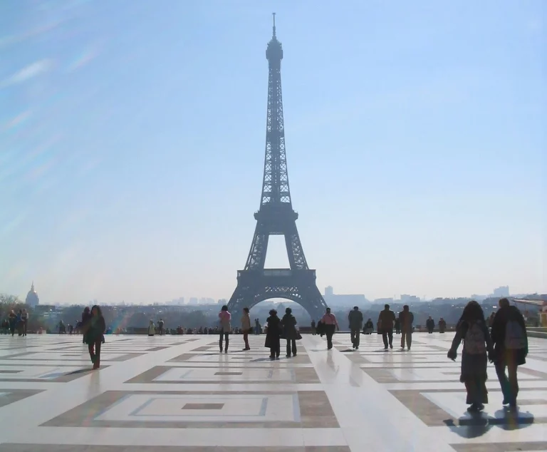 La alcaldesa de París decide cambiar la Torre Eiffel, que ya no será igual que antes
