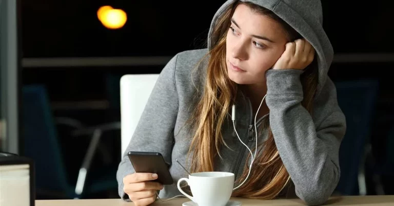 La guía definitiva para entender por qué tus amigos siempre tardan 10 minutos en contestar un mensaje