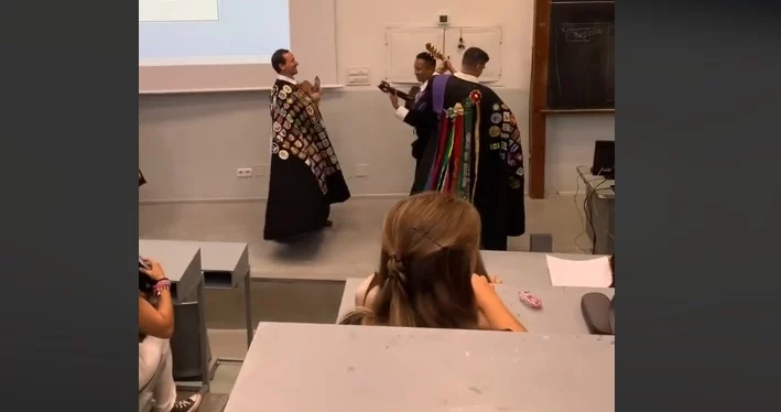 La tuna tomándose una clase en España