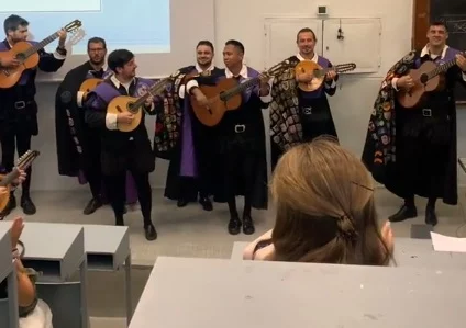 La tuna tomandose una clase en Espana1