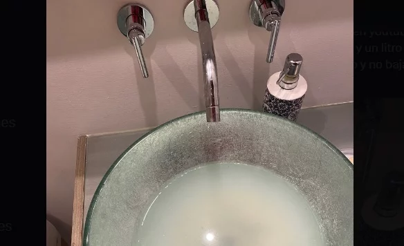 Intenta desatascar el lavabo con un truco de YouTube y deja el baño así