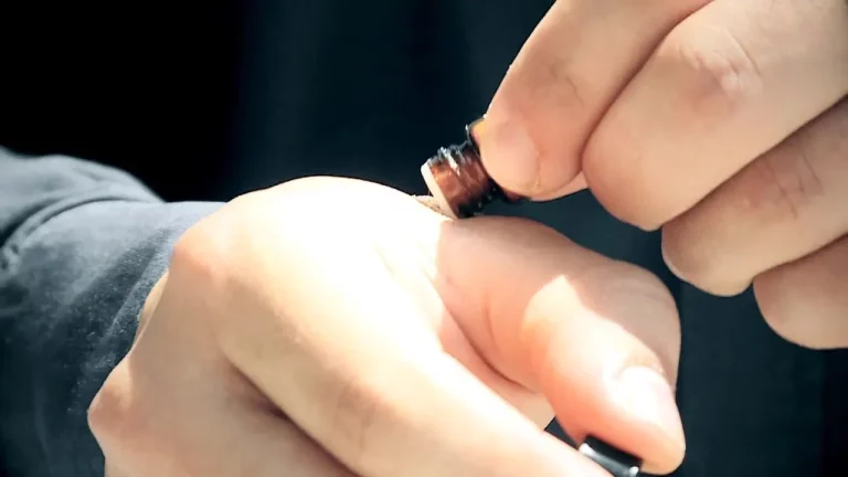 Los riesgos de esnifar cafeína en polvo, el nuevo 'pegamento' de los jóvenes