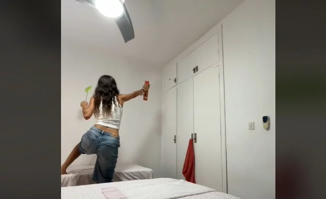 Mujer intenta matar una cucaracha y se hace viral