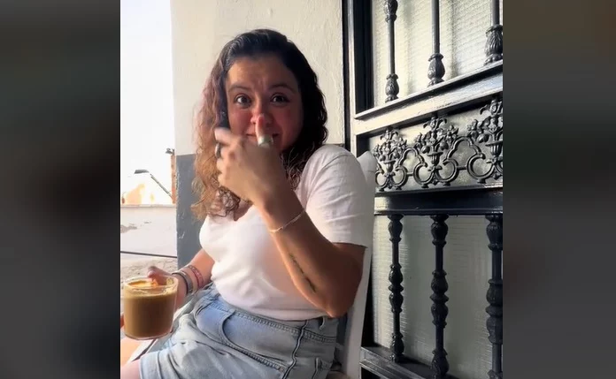 Mujer latina feliz en Jaen por la cordialidad 1