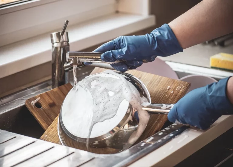 Ni productos químicos ni limpiadores caros: este truco de cocina casero dejará tus sartenes como nuevas