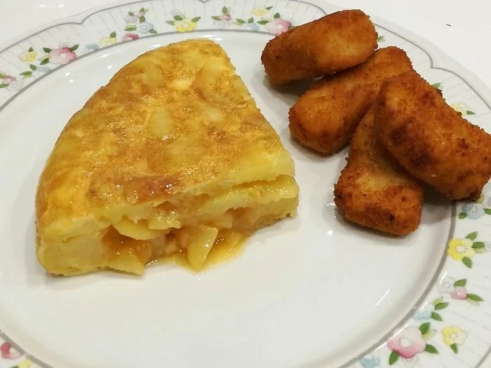 Ni tortilla ni croquetas: el plato de comida que más representa a España según una encuesta del CIS