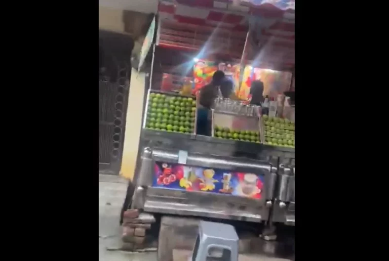 El 'ingrediente extra' que causó una trifulca en un puesto de zumo de la India