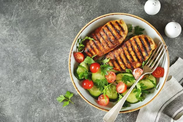 Pollo a la plancha con ensalada de aguacate y anacardos