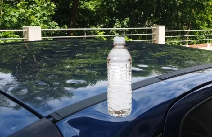 Poner una botella sobre en coche1