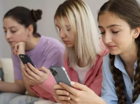 Protección de Datos, advierte de los peligros del Móvil y las Tablets en el aula Protección de Datos, advierte de los peligros del Móvil y las Tablets en el aula