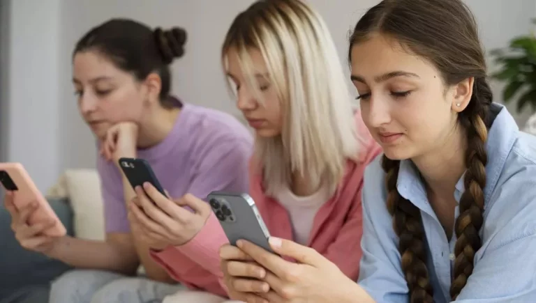El peligro de los móviles y tablets en las aulas: discriminación y violación de privacidad de los menores