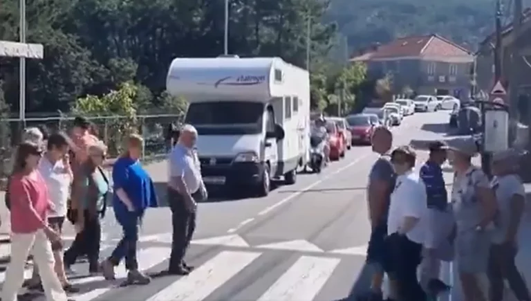 En un pueblo de Galicia la gente protesta de una curiosa manera contra el exceso de turistas