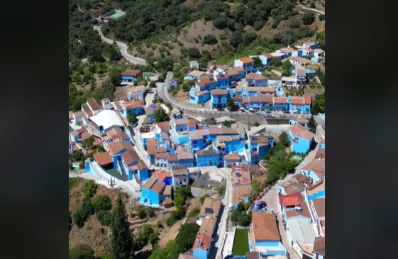 El pueblo de Los Pitufos está en España: prepara tus fotos y tu Instagram 2 Pueblo de Los Pitufos en España