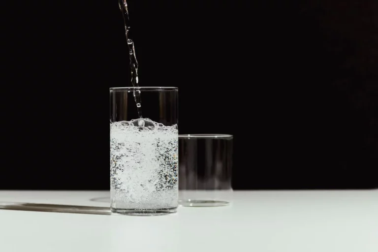 ¿Qué hidrata más, el agua normal o el agua con gas?