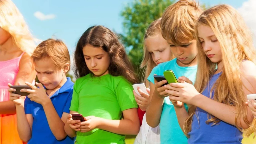 El peligro de los móviles y tablets en las aulas: discriminación y violación de privacidad de los menores 3 Responsabilidades legales de los centros educativos en el uso de dispositivos digitales