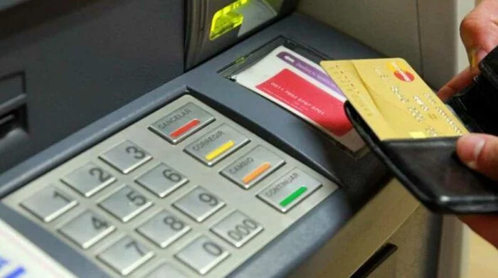 Revisa el cajero automático