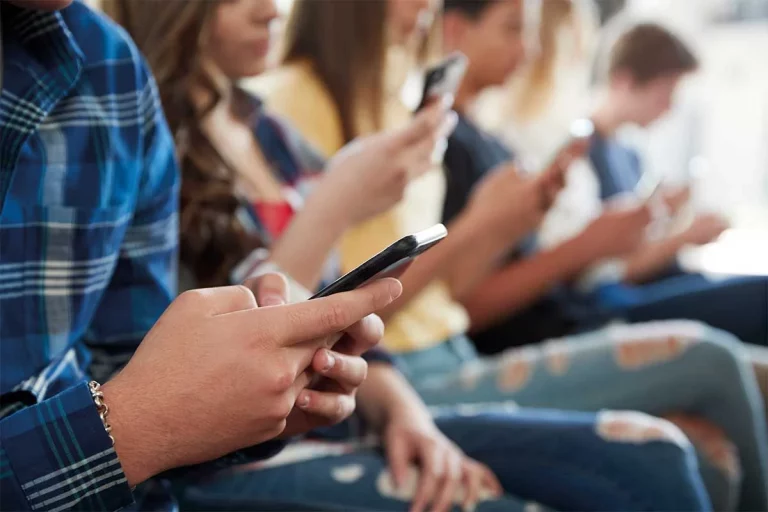 Móviles en las aulas: así queda la prohibición en cada comunidad autónoma durante el curso 2026/27