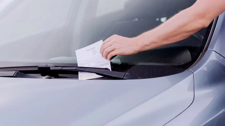 Se encuentra un papel con un mensaje amable en su coche y descubre que quieren estafarle