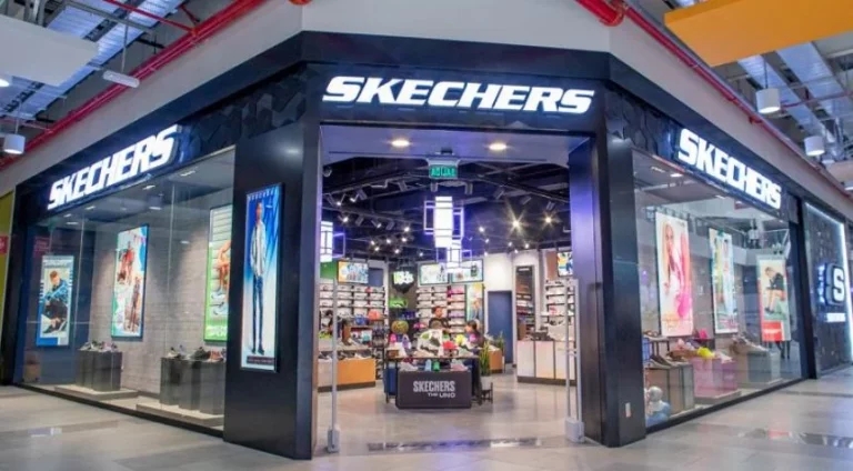 Skechers no solo tiene zapatillas, también botas cómodas para la lluvia y el frío