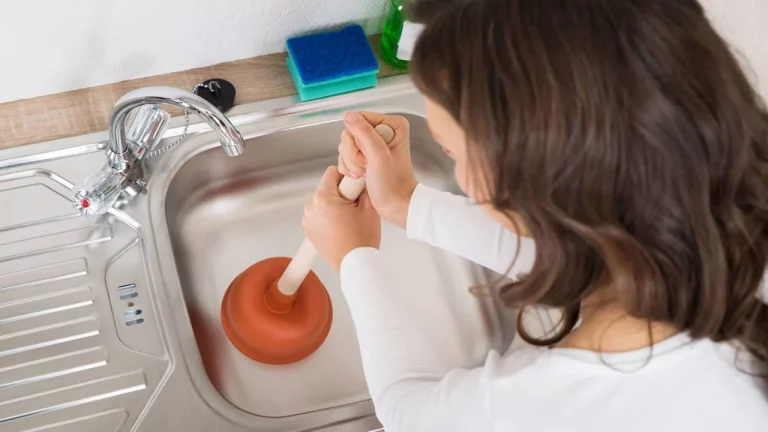 Solo necesitas 2 cosas para desatascar el desagüe del fregadero o la ducha