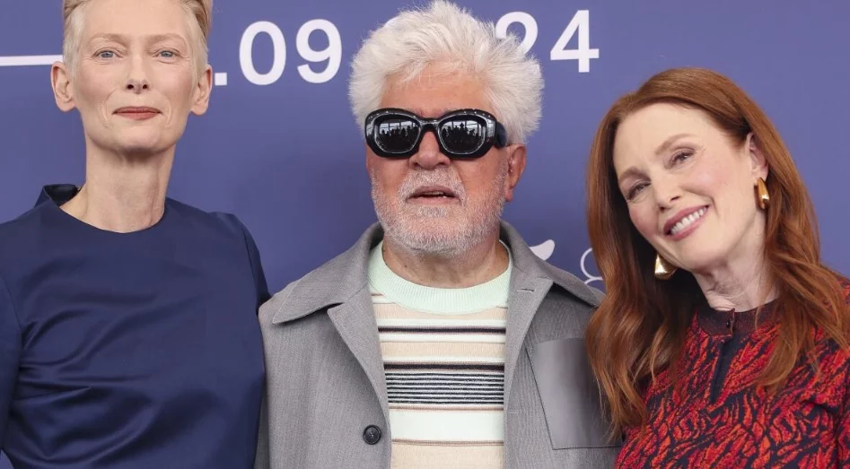 Tilda Swinton junto a Almodovar