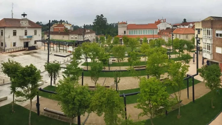 Un pueblo de Galicia quiere denunciar a la IA de ChatGPT por definirle como 