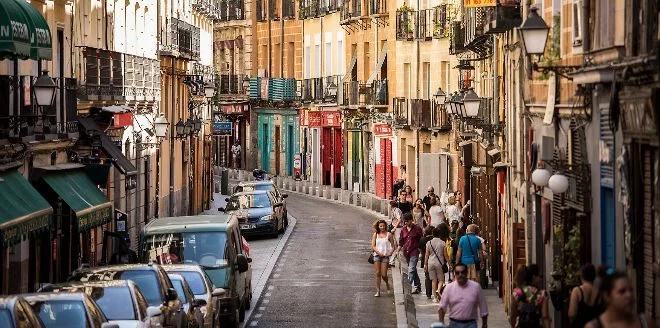 Una calle de Madrid tiene un bar cada 6 metros