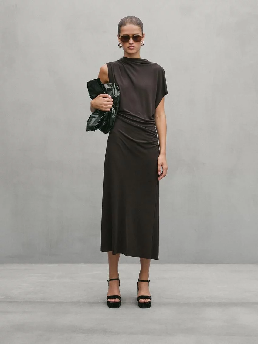 Vestido midi drapeado detalle abertura